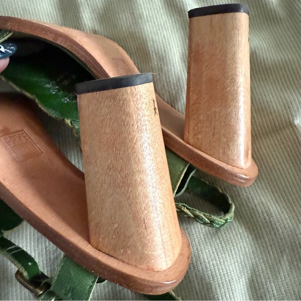 Frye Heels - Green Leather Braided with buckle and thick heel EUC Size 6.5 - Picture 7 of 10